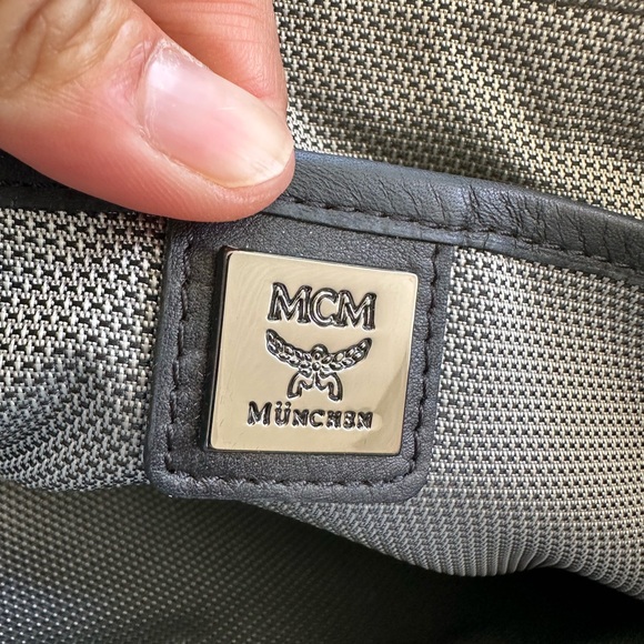 MCM BLACK LEATHER WITH WRISTLET MACBOOK POUCH/BAG 🌟AUTHENTIC 🌟 - Picture 5 of 13